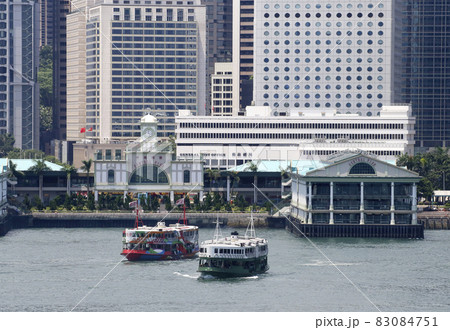 ホンコンのビクトリア湾を航行するスターフェリー 83084751
