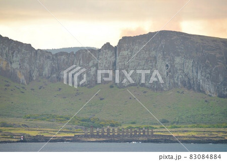 南太平洋　世界遺産モアイの孤島　　イースター島 83084884
