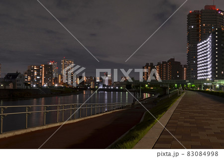 隅田川水辺テラス(スーパー堤防)のスロープと南千住方面の夜景 荒川区荒川にて 隅田川水辺テラス(スーパー堤防)のスロープと南千住方面の夜景 荒川区荒川にて 83084998
