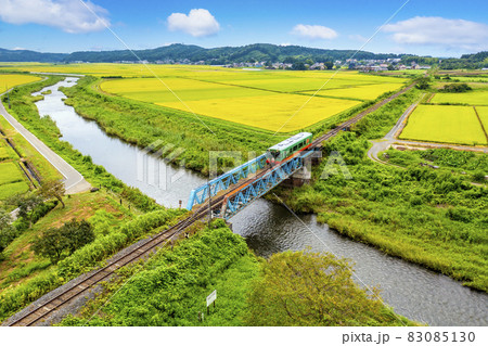 小貝川の鉄橋を渡る真岡鉄道の普通列車(北山駅~益子駅) 小貝川の鉄橋を渡る真岡鉄道の普通列車(北山駅~益子駅) 83085130