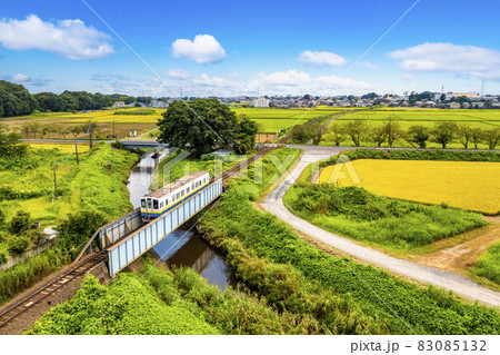 常総市(大宝駅~下妻駅)の田園地帯を走行する関東鉄道常総線の普通列車(茨城県下妻市) 常総市(大宝駅~下妻駅)の田園地帯を走行する関東鉄道常総線の普通列車(茨城県下妻市) 83085132