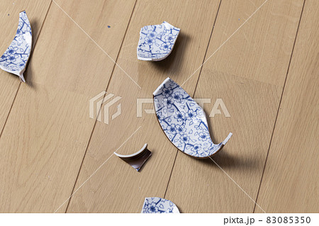 落として割れた茶碗 83085350