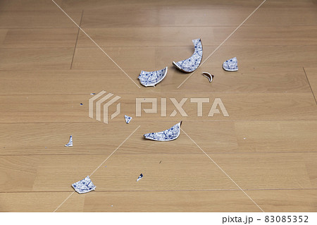 落として割れた茶碗 83085352