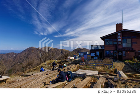 春の丹沢・塔ノ岳山頂の風景 春の丹沢・塔ノ岳山頂の風景 83086239
