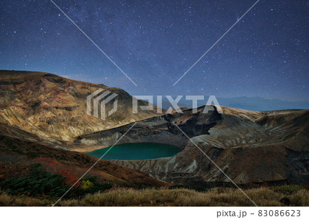 蔵王の御釜と星空 83086623