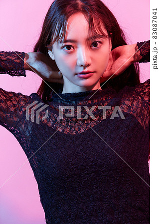 黒いドレスを着た若い女性のカラフルなポートレート 黒いドレスを着た若い女性のカラフルなポートレート 83087041