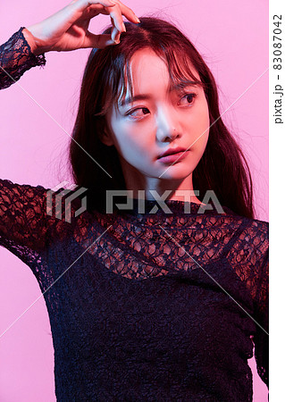 黒いドレスを着た若い女性のカラフルなポートレート 黒いドレスを着た若い女性のカラフルなポートレート 83087042