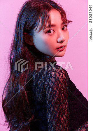 黒いドレスを着た若い女性のカラフルなポートレート 黒いドレスを着た若い女性のカラフルなポートレート 83087044