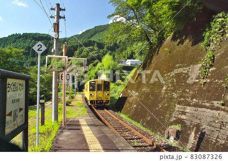 筑前岩屋駅に到着するキハ125形 筑前岩屋駅に到着するキハ125形 83087326