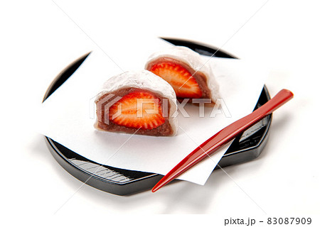 半分にカットした和菓子の苺大福 83087909