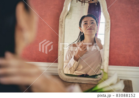 女性　ドレッサー 83088152