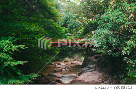 森の中の赤い橋 83088212