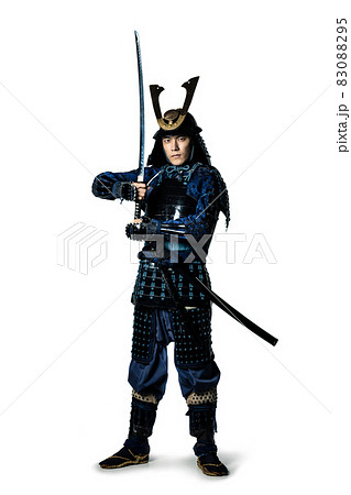 刀を抜く鎧武者　サムライ　侍　武士　武将 83088295