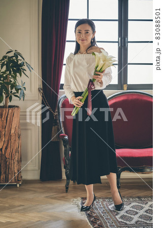 花束を持つ女性　ポートレート 83088501