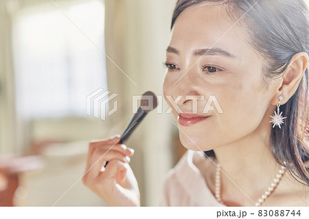 メイクをする女性 メイクをする女性 83088744