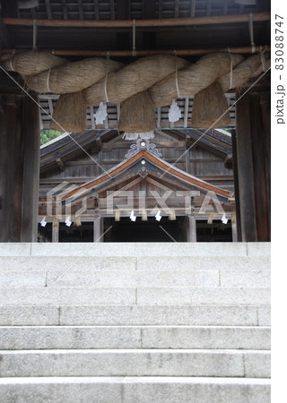 門からのぞいた「美保神社の本殿」(島根県松江市美保関町) 門からのぞいた「美保神社の本殿」(島根県松江市美保関町) 83088747