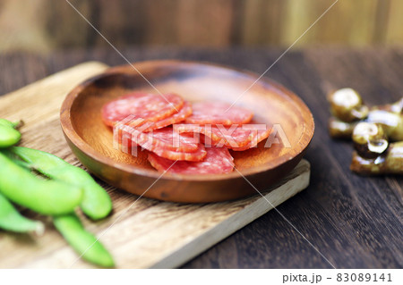 小皿に盛られたサラミと枝豆のおつまみ 小皿に盛られたサラミと枝豆のおつまみ 83089141