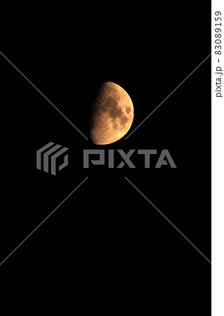 真っ暗な夜空に浮かぶ半月 真っ暗な夜空に浮かぶ半月 83089159