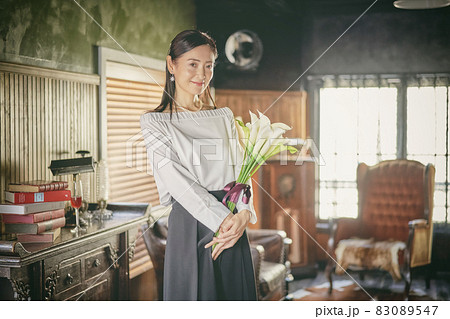 花束を持つ女性　ポートレート 83089547