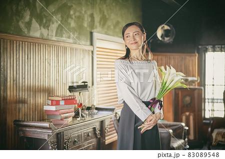 花束を持つ女性　ポートレート 83089548