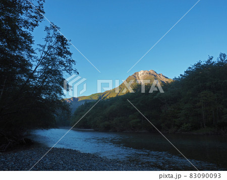 朝日の当たる上高地焼岳と梓川 83090093