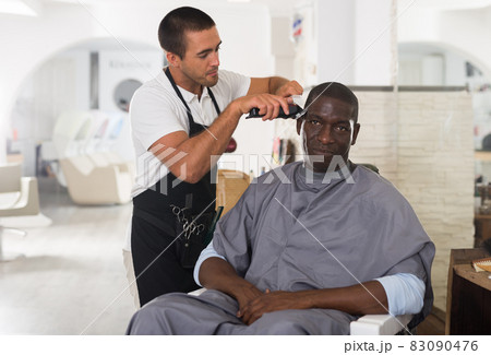 African male client getting haircut 83090476