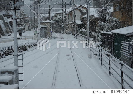 大雪で江ノ電　運休 83090544