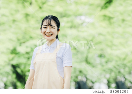 エプロンをつけた女性 エプロンをつけた女性 83091295