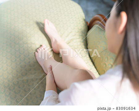 フットマッサージをする清楚な女性 83091634