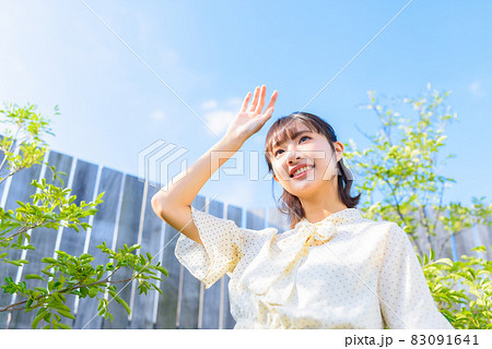 日光を浴びる女性 83091641