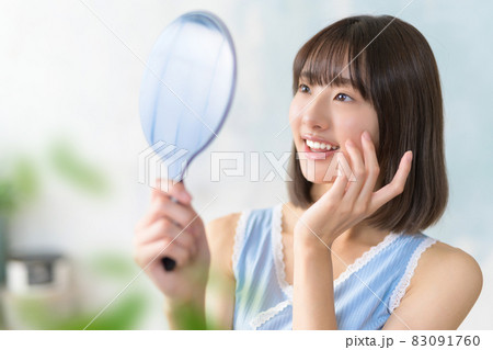 鏡を見る若い女性の写真素材 [83091760] PIXTA