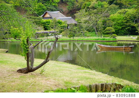 日本庭園 池に浮かぶボート 83091888