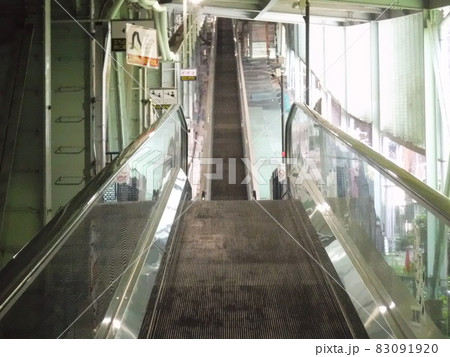 長く続く動く歩道　〜Moving walkway 83091920