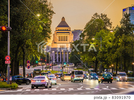 日本の東京都市景観 衆院解散。争点はコロナ対策とバラマキ。赤信号…国会、夕焼け…=10月14日 日本の東京都市景観 衆院解散。争点はコロナ対策とバラマキ。赤信号…国会、夕焼け…=10月14日 83091970