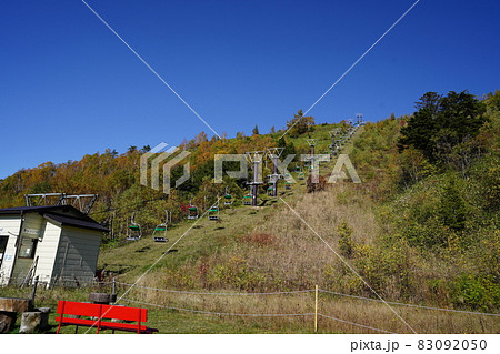 秋の志賀高原　熊の湯　硯川の前山リフト　麓と前山湿原を結ぶリフト 83092050