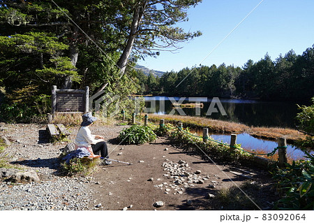 秋の志賀高原　前山湿原から四十八池へ向かう途中にある渋池 83092064