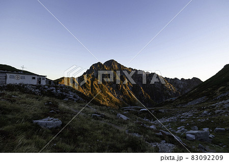 《富山県 北アルプス》劔沢キャンプ場からの剱岳のモルゲンロート 83092209