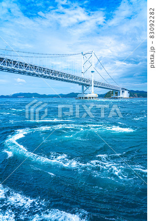 鳴門海峡の渦潮と大鳴門橋(徳島県鳴門市) 鳴門海峡の渦潮と大鳴門橋(徳島県鳴門市) 83092282