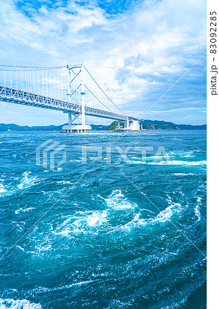 鳴門海峡の渦潮と大鳴門橋(徳島県鳴門市) 鳴門海峡の渦潮と大鳴門橋(徳島県鳴門市) 83092285