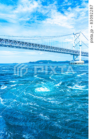 鳴門海峡の渦潮と大鳴門橋（徳島県鳴門市） 83092287
