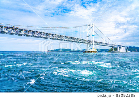 鳴門海峡の渦潮と大鳴門橋（徳島県鳴門市） 83092288