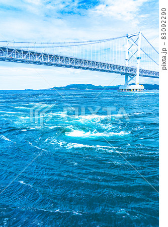 鳴門海峡の渦潮と大鳴門橋（徳島県鳴門市） 83092290