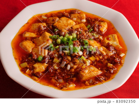 料理写真　麻婆豆腐　八角シューマイ皿　赤バック 83092350
