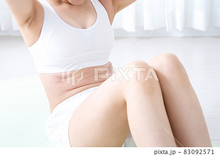 腹筋トレーニングをする女性【パーツカット】 83092571