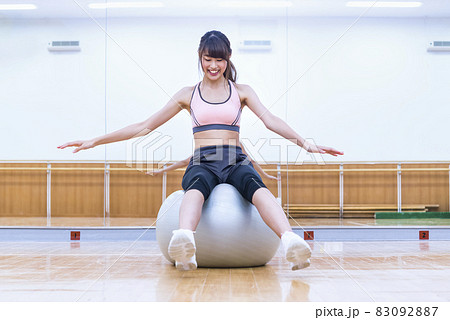 バランスボールに挑戦する若い女性 83092887