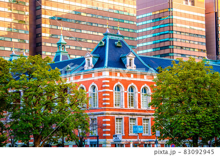 日本の東京都市景観　夕陽を浴びる官庁街や法務省旧本館赤れんが棟など望む 83092945