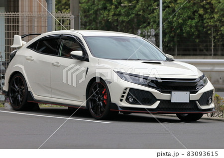 駐車場の白いスポーツカー イメージ 駐車場の白いスポーツカー イメージ 83093615