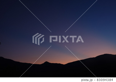 夕暮れの土佐の山並みとオレンジ色に光る光線 夕暮れの土佐の山並みとオレンジ色に光る光線 83094384