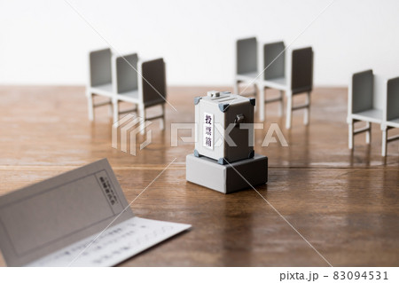 投票用紙とミニチュアの投票箱、投票記載台 83094531