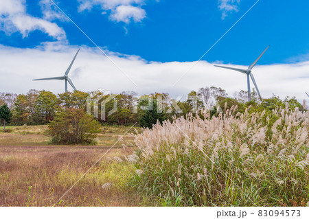 （福島県）ススキたなびく、秋の郡山布引高原風力発電所 83094573